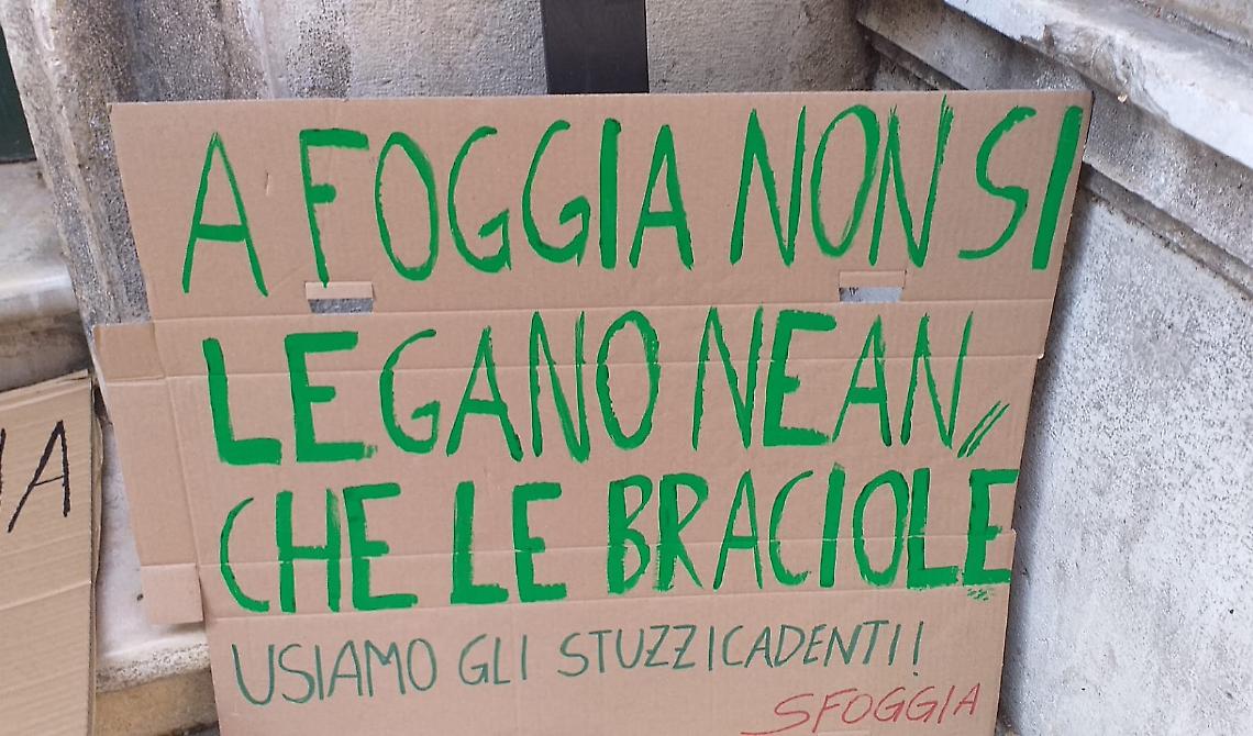 Protesta sotto il Comune contro l'operazione Salvini: «A Foggia non si Legano neanche le braciole, usiamo gli stuzzicadenti»