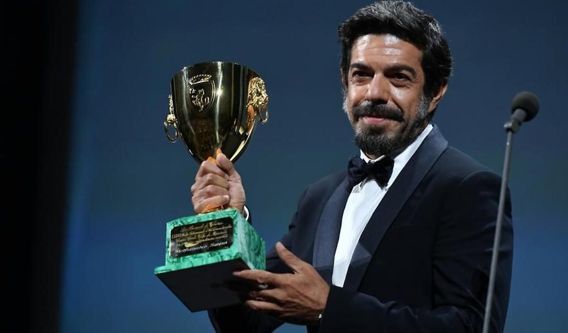 Favino vince la Coppa Volpi con "Padrenostro" nato dalla nostalgia per Candela
