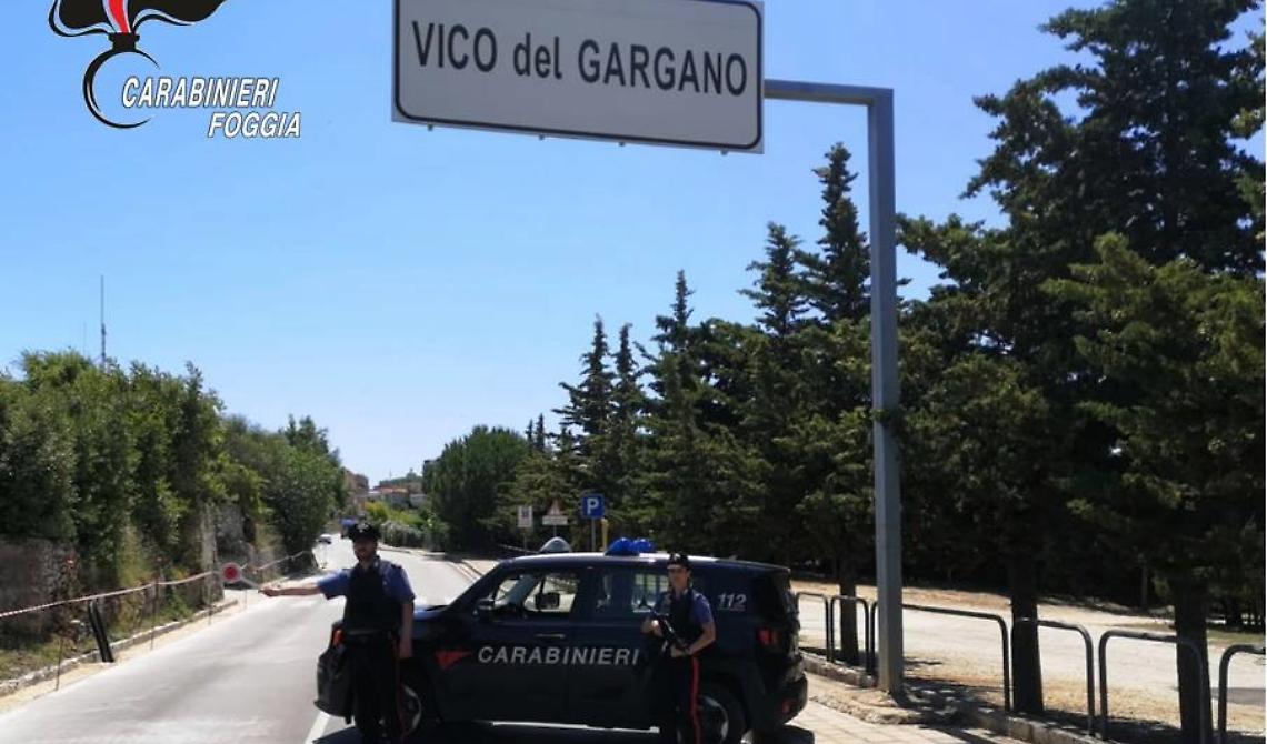 Ruba il salvadanaio delle mance in un bar, sostituendole con delle pietre