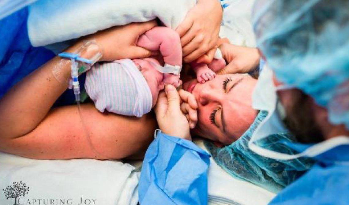 Puglia seconda regione italiana per il parto cesareo in cui i bambini «vengono scippati della preziosa eredità microbica»