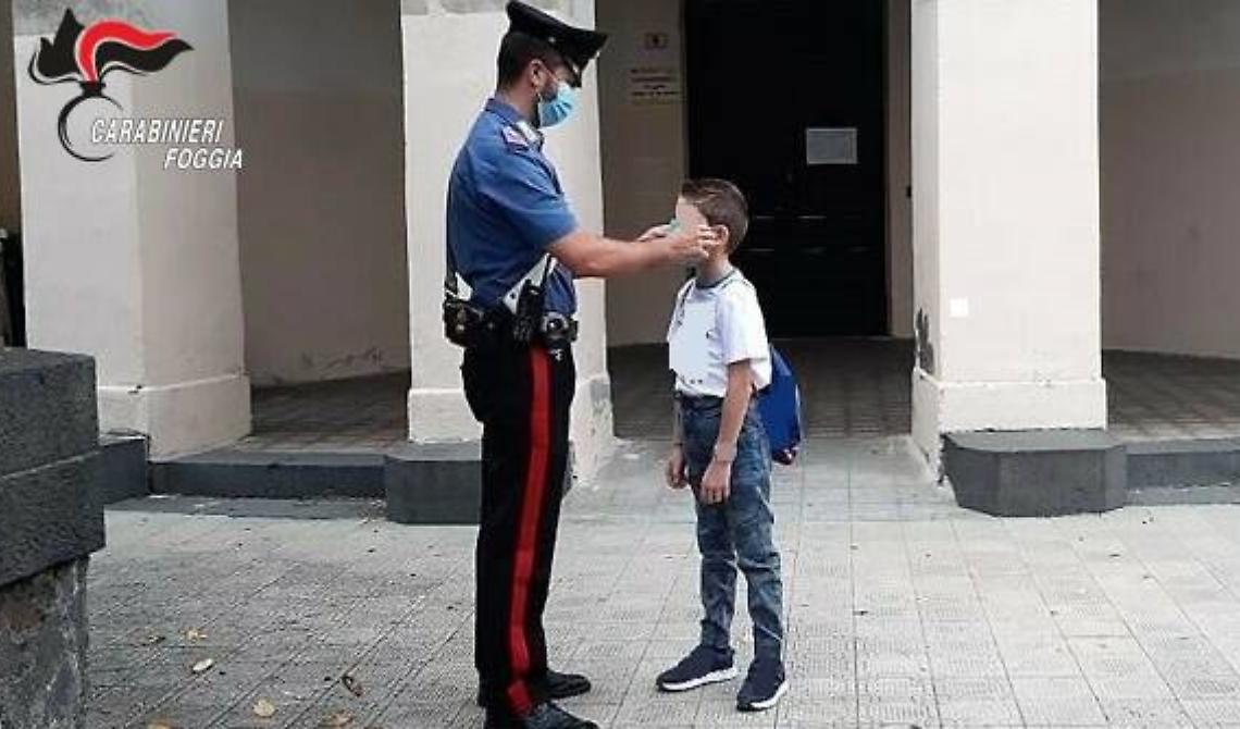 Coronavirus, presidio anti-assembramento dei Carabinieri presso le scuole della provincia di Foggia