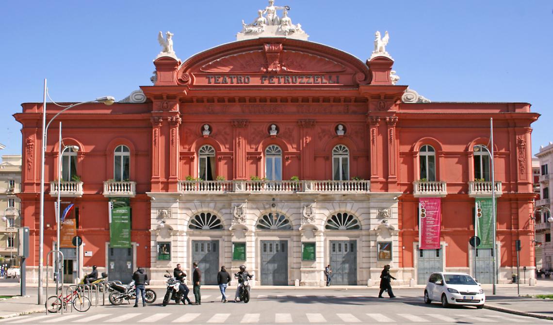 Coronavirus, 11 contagi al "Petruzzelli" di Bari: chiuso il teatro