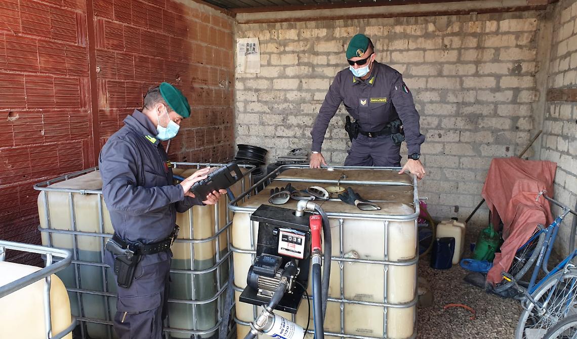 La GdF sequestra in un autoparco di Cerignola un impianto abusivo di carburante