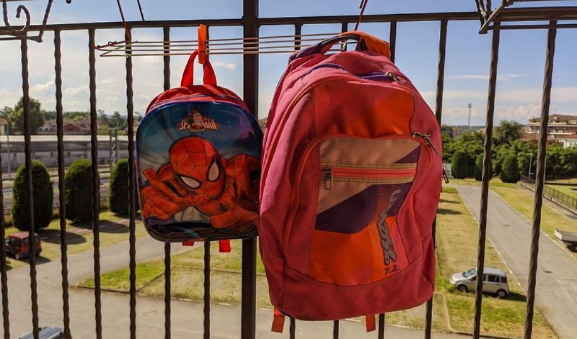 I genitori pugliesi scaricano gli zaini ad Emiliano per protesta contro la chiusura della scuole