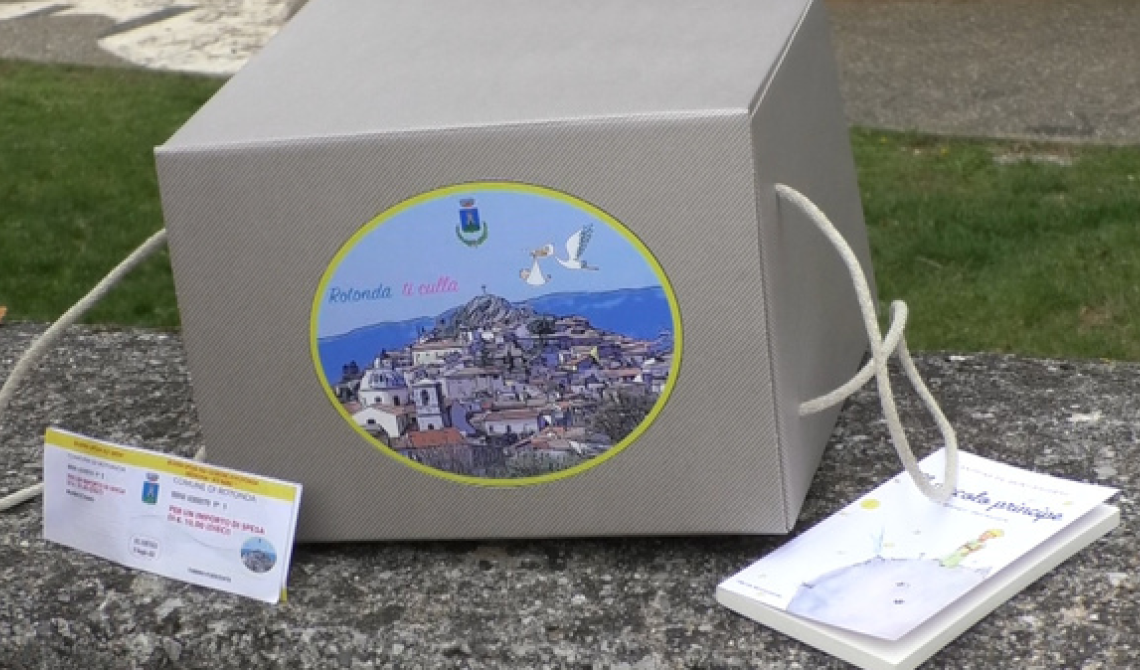 Rotonda regala ai neonati il kit bebè