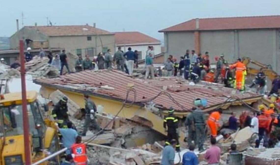 Diciotto rintocchi di dolore per la strage dei bambini di San Giuliano di Puglia