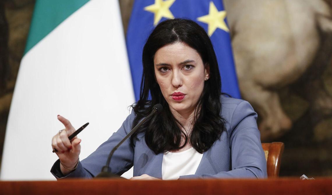 Scuola, Azzolina bacchetta Emiliano: «Ritiri o corregga l'ordinanza, non ha neppure speso tutti i soldi che abbiamo dato»