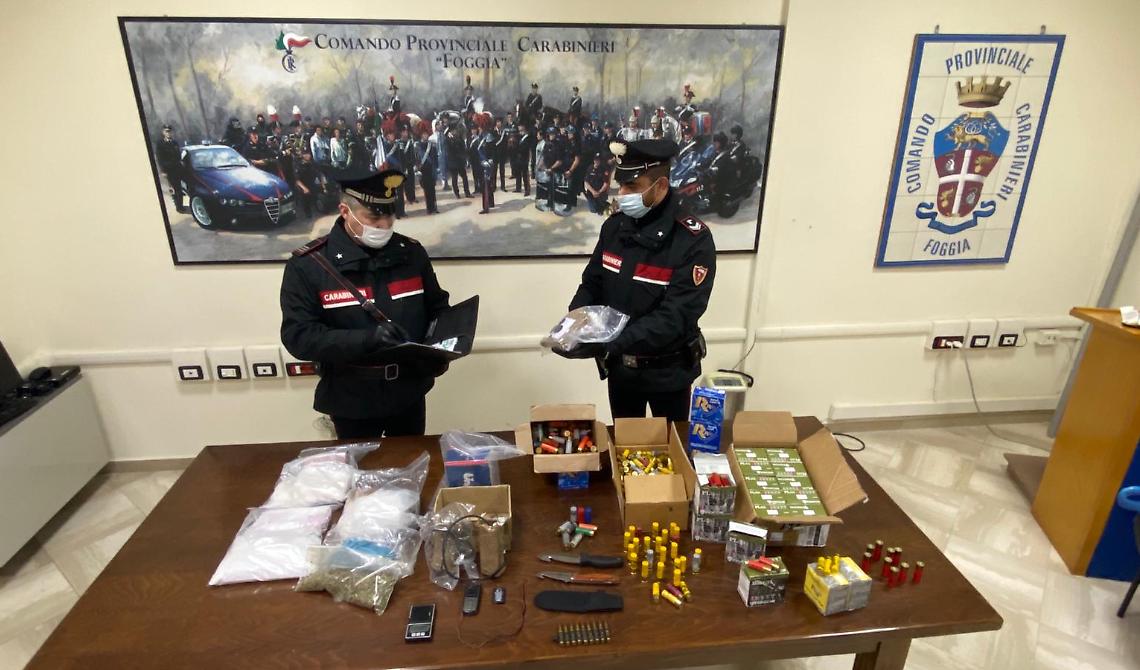 I carabinieri di Foggia scoprono una "allegra" famigliola che trafficava in droga, esplosivi e munizioni da guerra
