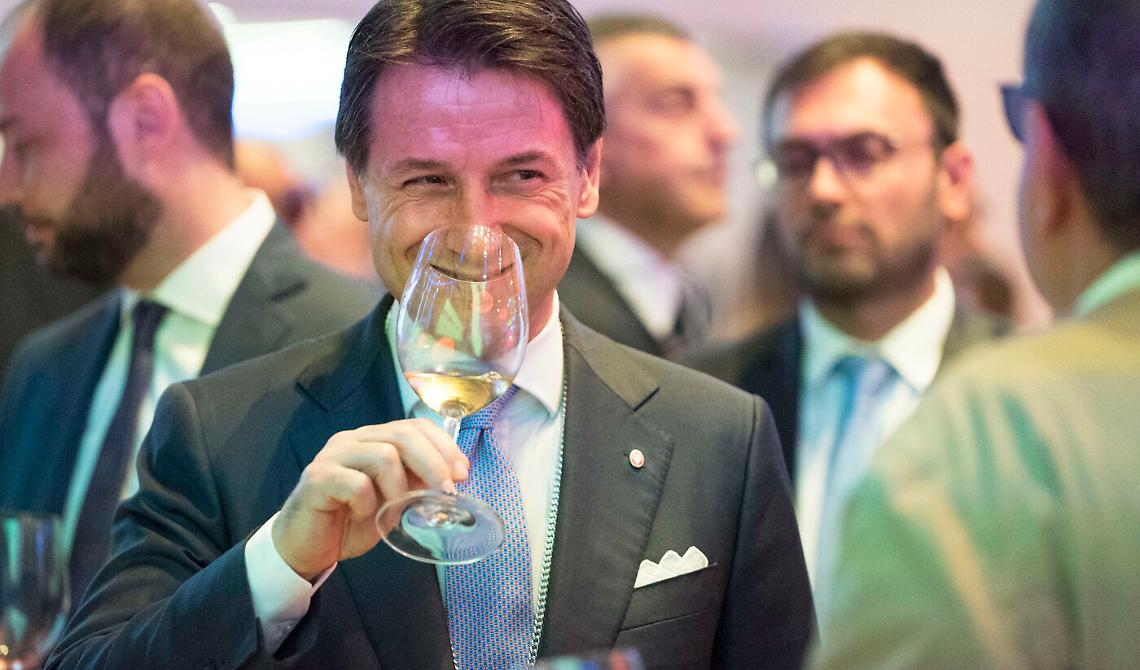 Conte nel Dpcm ha dimenticato la bolgia degli aperitivi della vigilia di Natale in Puglia, Decaro: «Interverranno i sindaci»