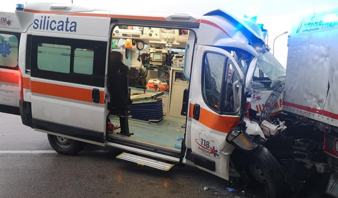 «Signor questore, se sono viva è grazie all'intervento di un poliziotto». L'emozionante lettera dell'operatrice del 118 rimasta ferita nell'incidente sulla Potenza-Tito