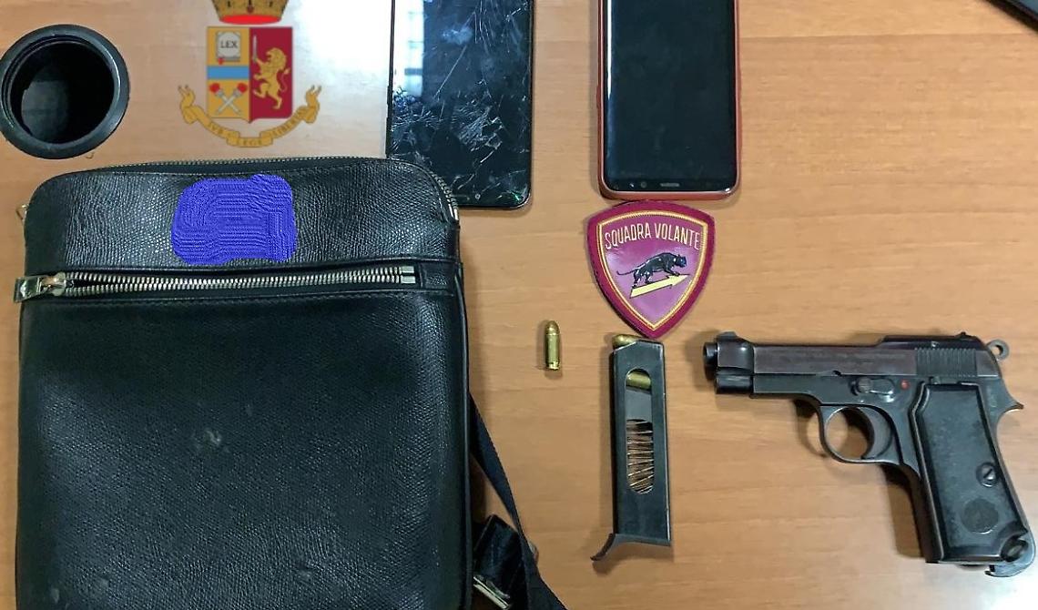 In giro per Foggia con una pistola carica e un colpo in canna, pronta a sparare