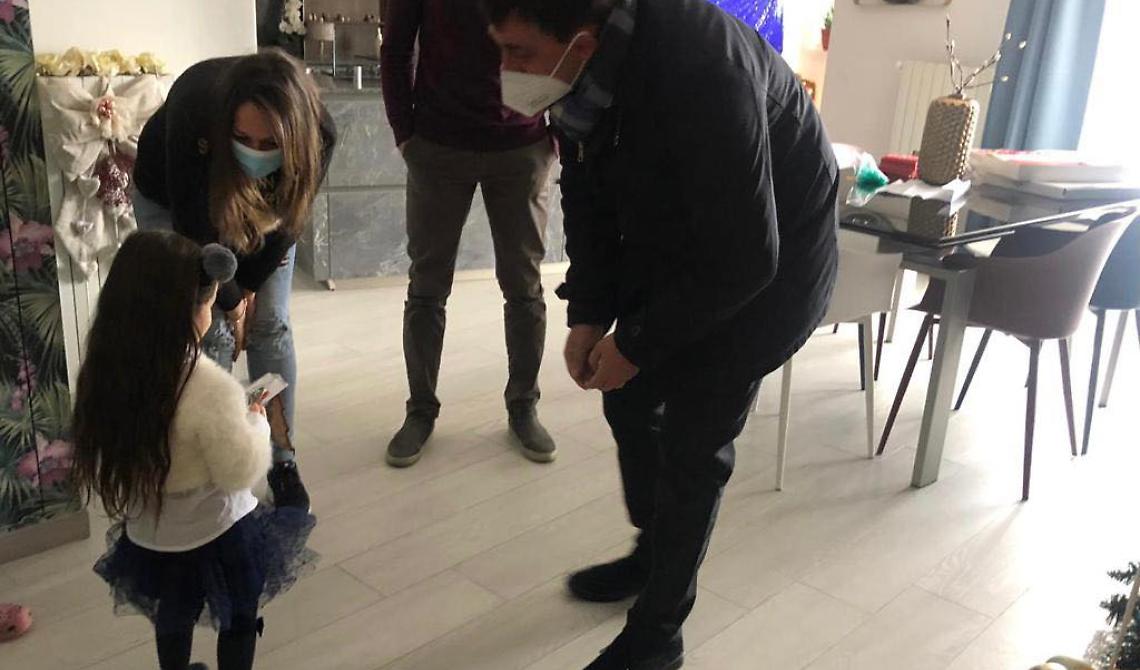 Il sindaco di Gravina in Puglia consegna una medaglia ai 149 bambini guariti dal Covid