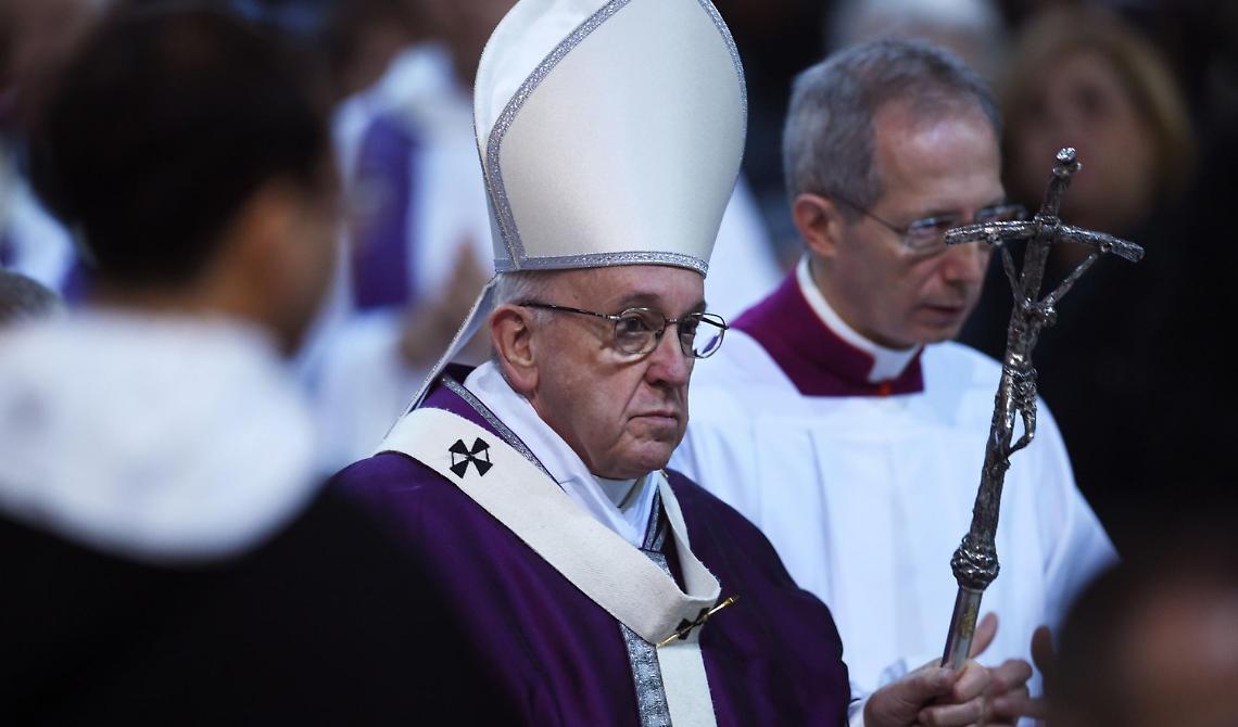 Papa Francesco ha la sciatalgia: salterà il Te Deum e la Messa del primo dell’anno, reciterà solo l’Angelus