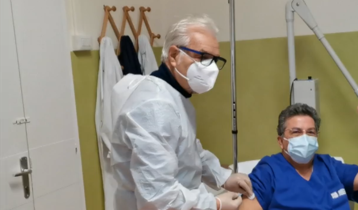 Vaccine day a Policoro: prima dose simbolicamente somministrata dall'assessore Leone