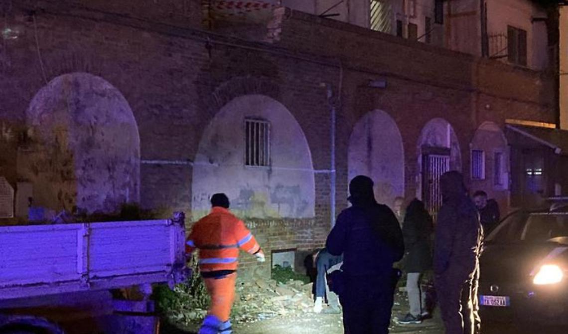 Crolla parte del parapetto di un palazzo "fantasma" a Foggia, la protesta degli ex residenti