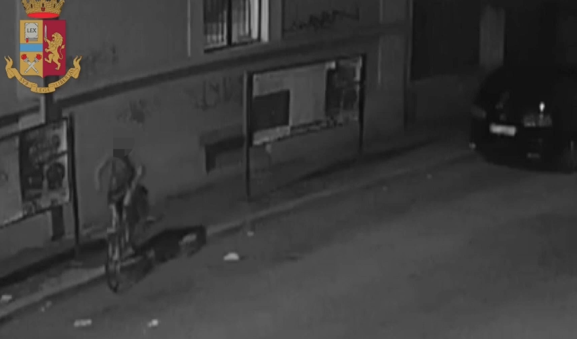 Scuola Parisi De Sanctis, finge di voler vedere i quadri ma rapina dipendete: arrestato 