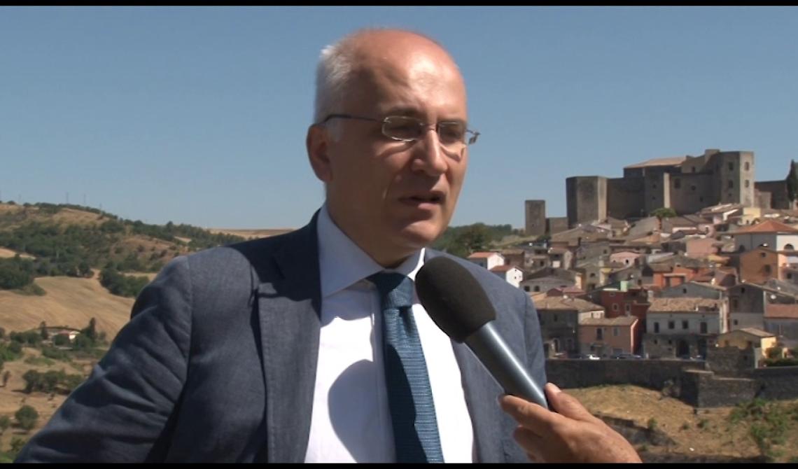 Emergenza Covid. Il sindaco di Melfi, Valvano, consegna una targa al Comando della Stazione dei Carabinieri di Melfi e San Nicola