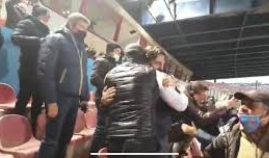 Per festeggiare la vittoria con il Foggia, i baci e gli abbracci del sindaco di Catania fanno rumore e scatenano le polemiche