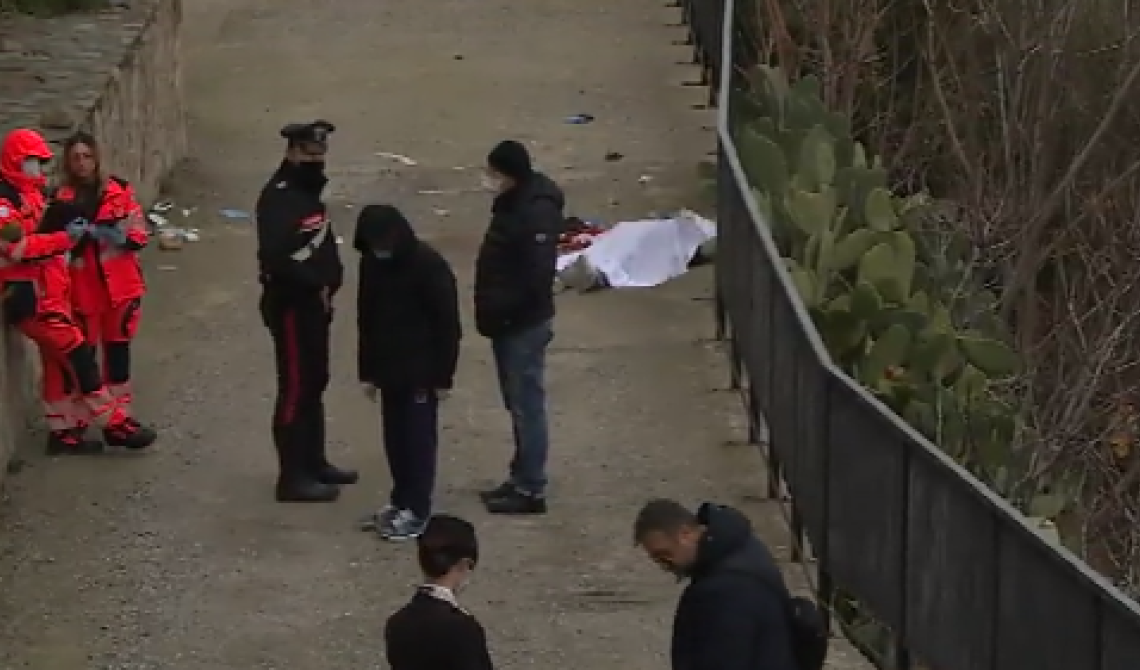 Omicidio a Rotondella: giallo sul movente. La vittima, Cristian Tarantino, ingegnere di 45 anni, e il ferito, Antonio Favale, operatore ecologico di 44 anni, erano legati da una lunga amicizia. È fini