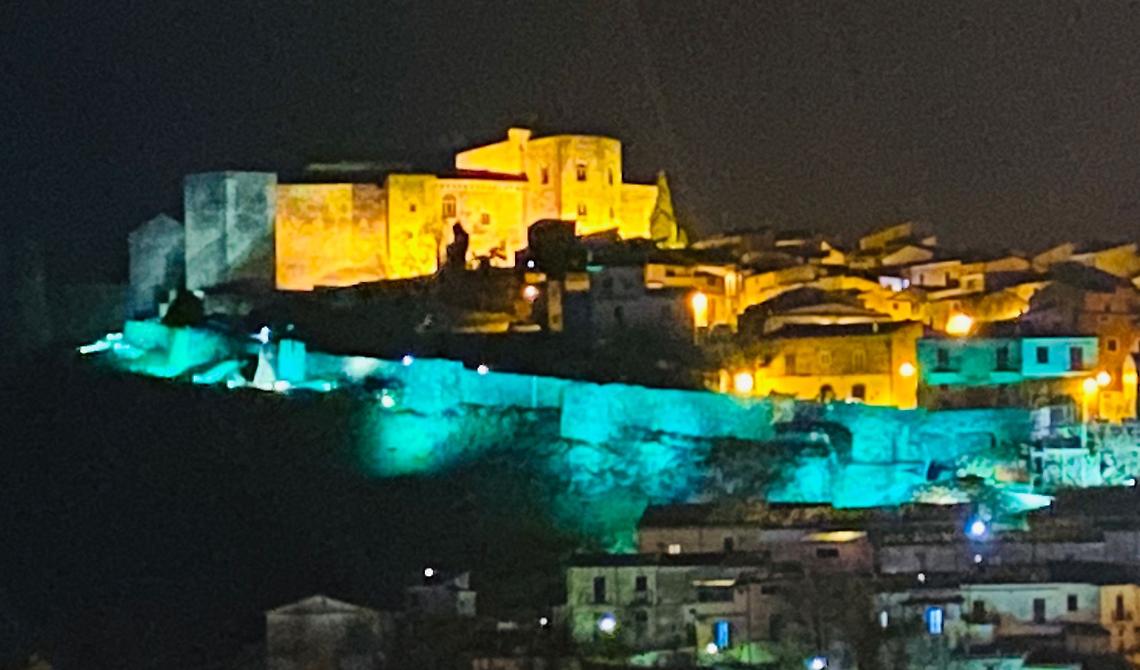 Melfi per Zaki: le mura illuminate di giallo verde