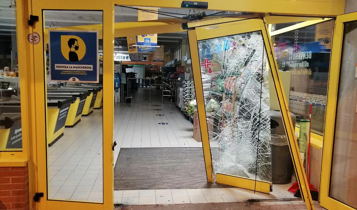 Tentano il colpo all'Eurospin di Foggia sfondando la vetrata con un'auto