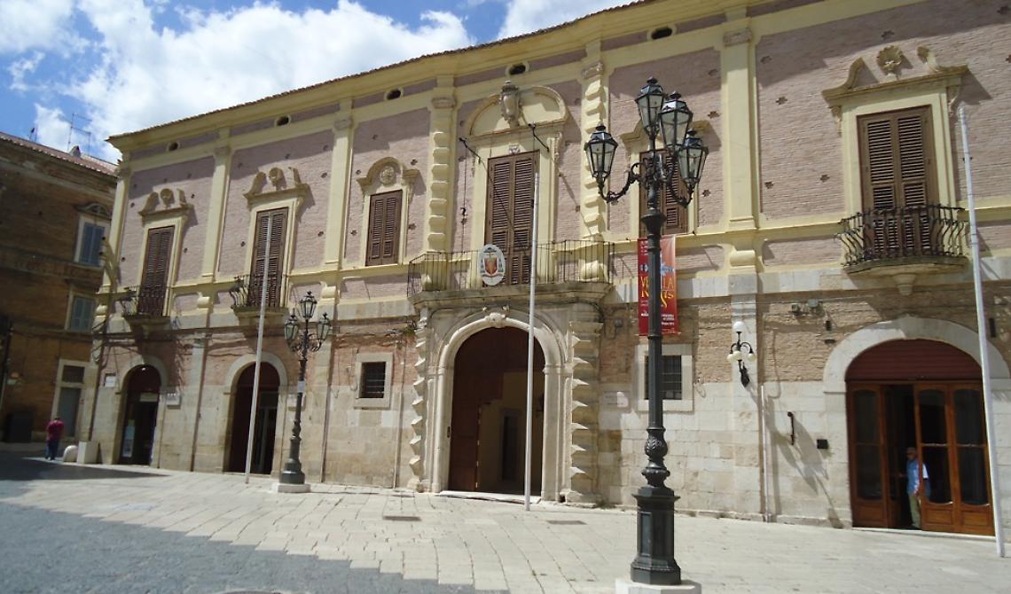 Si sa che la cassaforte del vescovo gode di alte "protezioni" , ma due ladri sprovveduti di Lucera ci provano