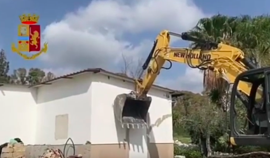 Scanzano, buttata giù la villetta abusiva del boss