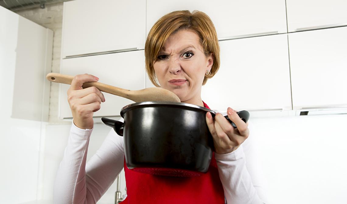 A tavola con tre di troppo