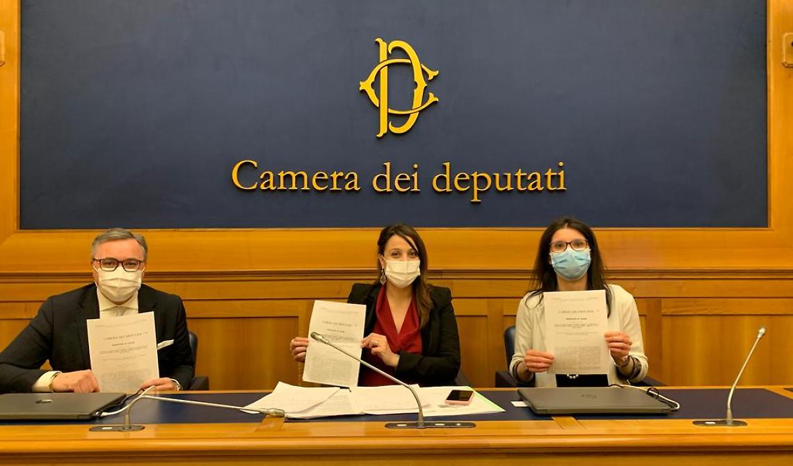Lovecchio e Giuliano sottoscrivono la proposta di legge per la riapertura dei tribunali chiusi