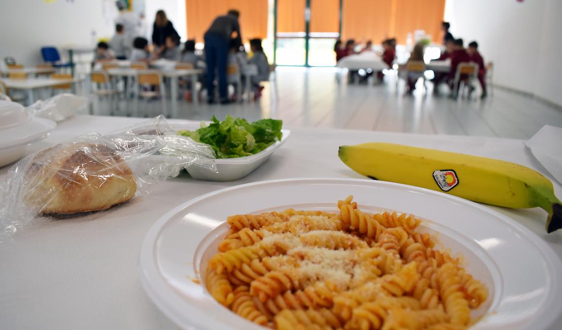 Oltre la Dad: mense scolastiche chiuse, per gli studenti indigenti addio all'unico pasto proteico della giornata