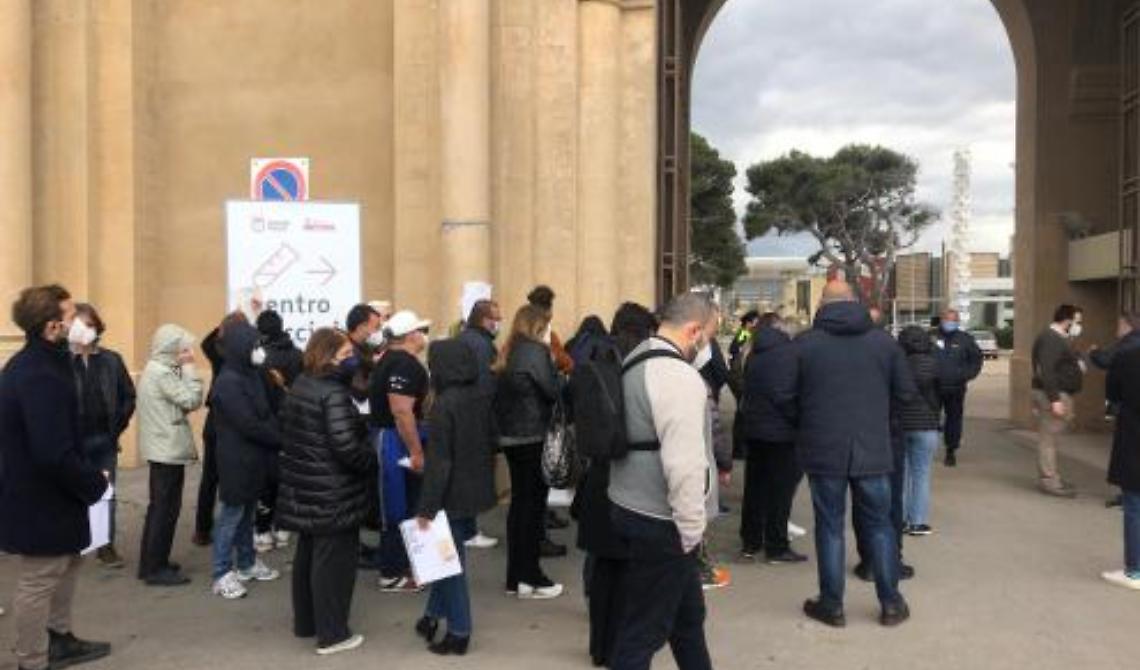 Lunghe file in Puglia le vaccinazioni, con l'apertura ai caregiver: 8mila i minori di 16 anni con gravi disabilità 