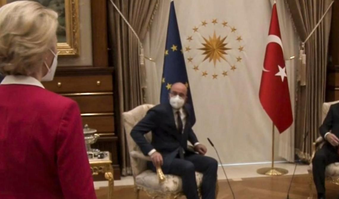 La poltrona mancante ad Ankara, metafora del nostro tempo 