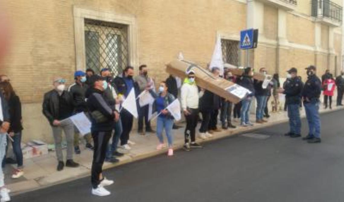 A Foggia corteo funebre delle partite Iva contro Draghi: «Ci avete uccisi»