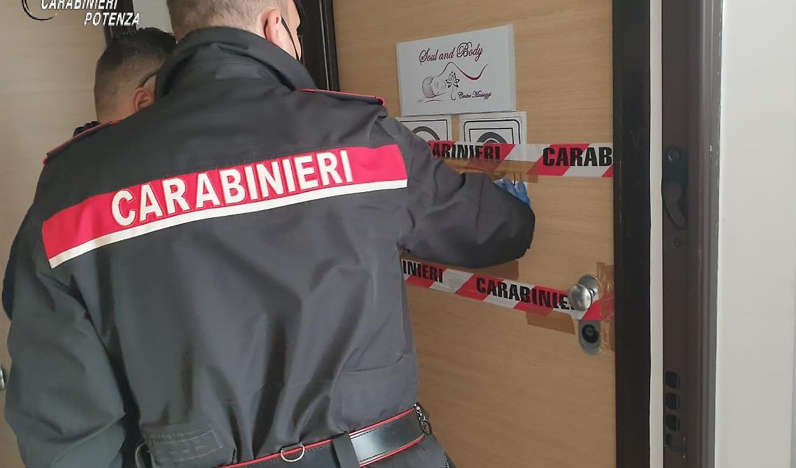 Tito, Happy ending: in manette il gestore del centro massaggi. L'accusa: «Sfruttamento della prostituzione»