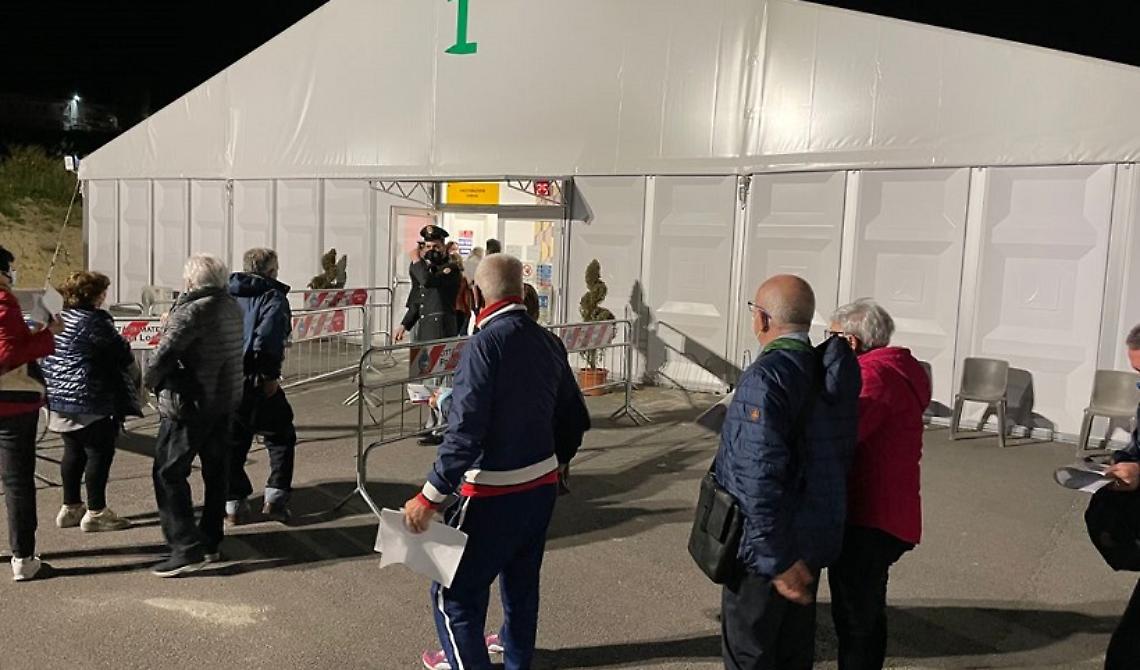 Il "vaccine party" di Bardi in Basilicata è un flop: solo un terzo le dosi inoculate all'"Astranight" di Matera