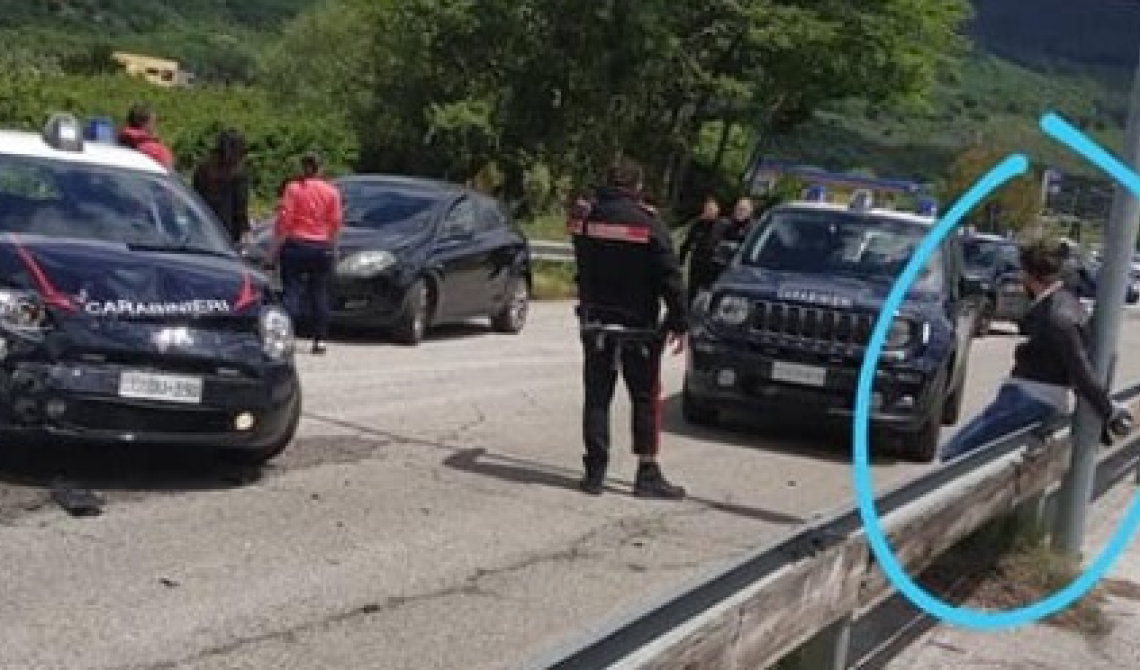  Ladro in fuga ammanettato dai carabinieri a un palo, sui social la foto diventa virale 
