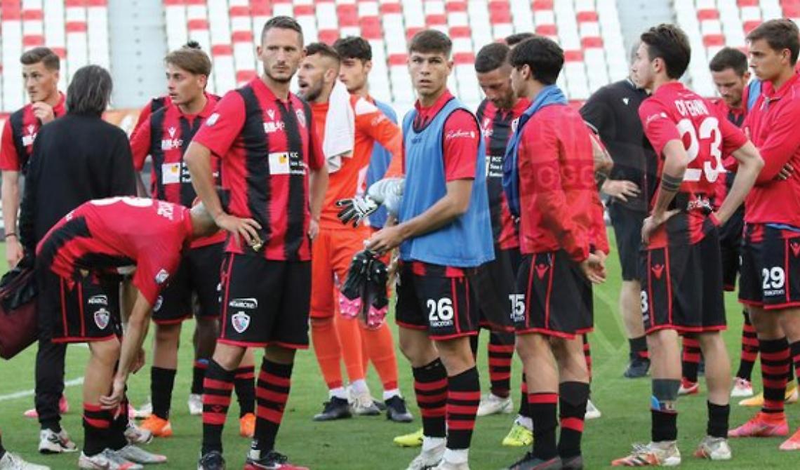 Nel canto dei galletti del Bari l'addio ai playoff del Foggia