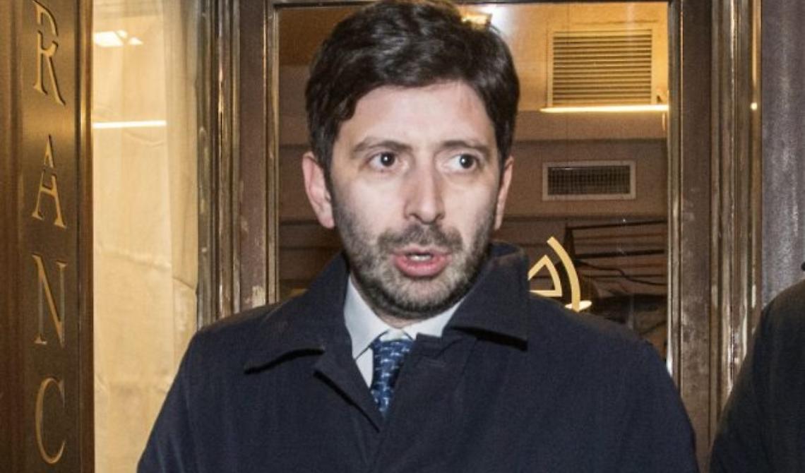 Il chiusurista Speranza scaricato da Bassetti: «Contagio ridotto grazie ai vaccini, non alle chiusure»
