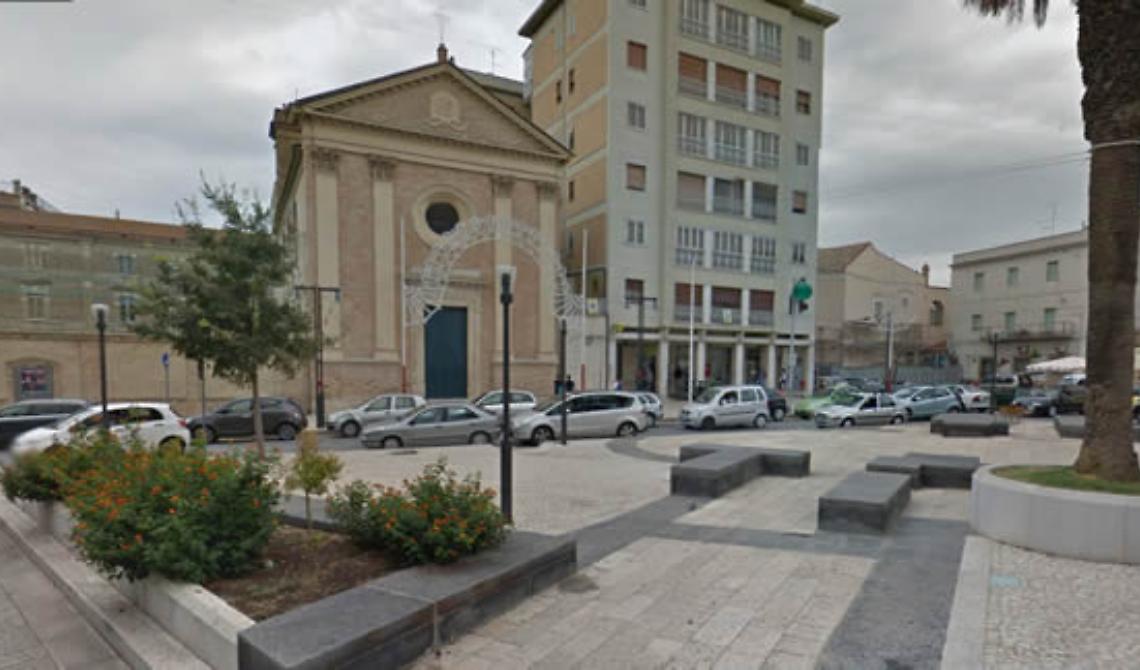 Armato di spranga e coltello, nigeriano fa irruzione in una chiesa a Lucera: bloccato dai fedeli e arrestato dai Carabinieri