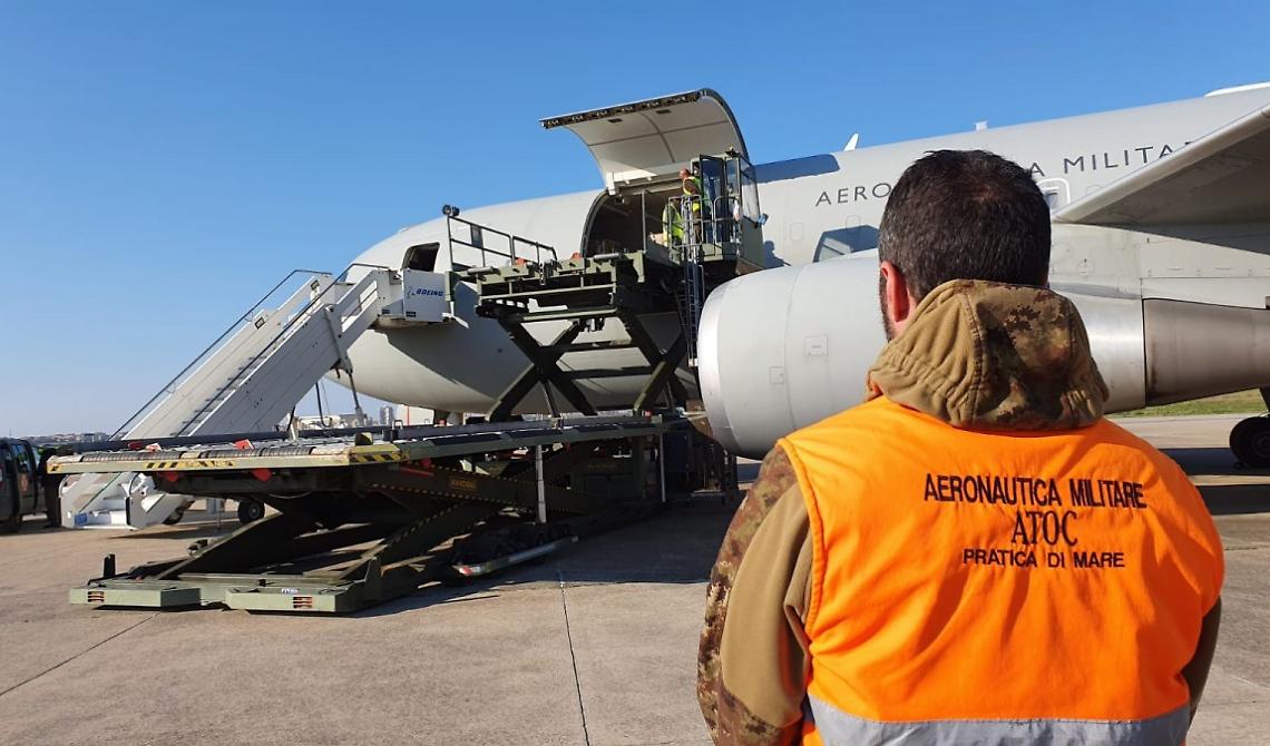 Pratica di Mare: in arrivo 370mila dosi di J&J, domani oltre 1,7 milioni di Astrazeneca e venerdì quasi 400mila dosi di Moderna