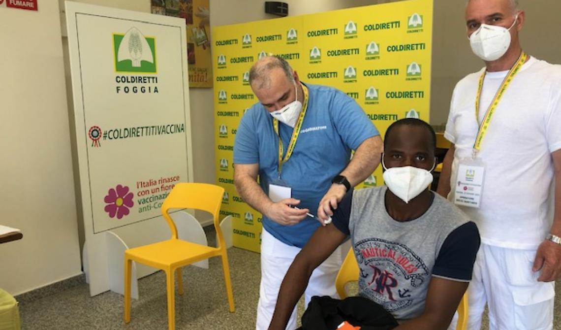 Coldiretti Puglia vaccina i migranti, si parte da Foggia 