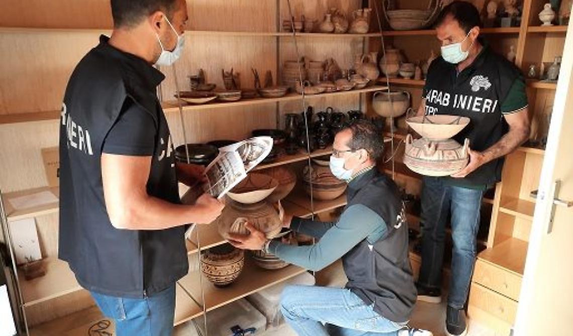 I Carabinieri recuperano in Belgio un tesoro archeologico pugliese di 800 pezzi, tra cui una pregiata stele daunia di Salapia a Cerignola