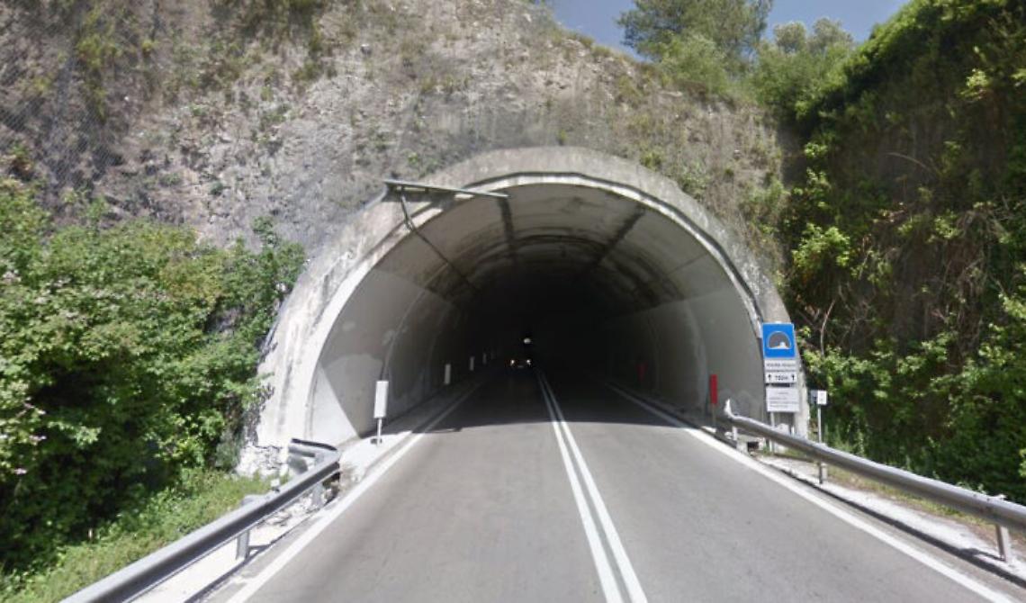 Marito e moglie perdono la vita in un incidente stradale nella galleria tra Carpino e Cagnano Varano