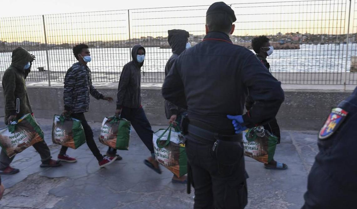 Nel giorno del debutto del Green Pass europeo, la variante Delta entra da Lampedusa