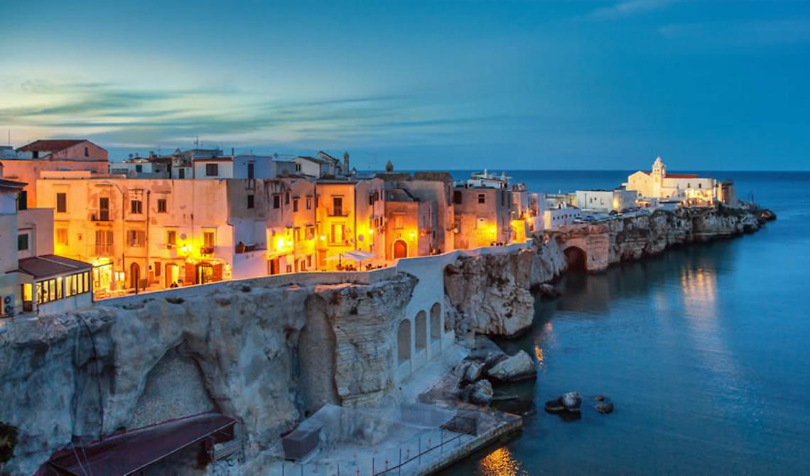 Vieste spegne le luci in segno di lutto per la ragazzina morta in mare