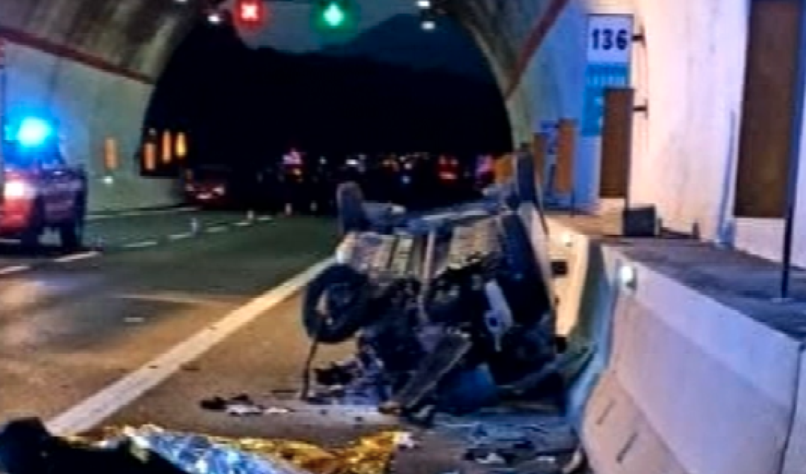 Nemoli, incidente stradale sulla Salerno-Reggio Calabria: due morti, illesi due bambini 