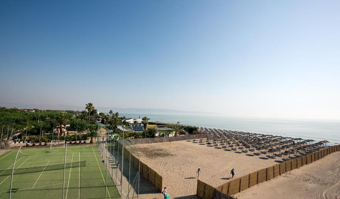 «Tutto sotto controllo» al villaggio turistico di Manfredonia, ma tra i 400 ragazzi del campus il Covid ha colpito eccome