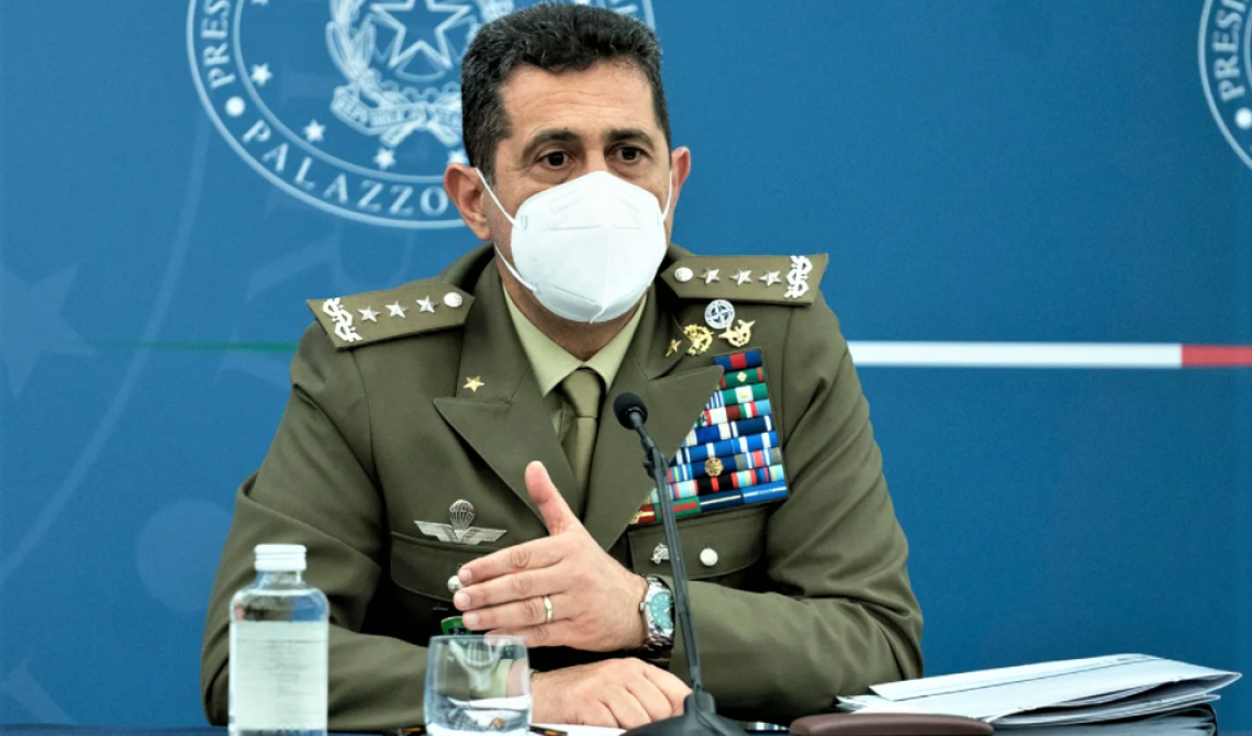Figliuolo alle Regioni: «Bisogna assolutamente immunizzare immigrati e senzatetto»