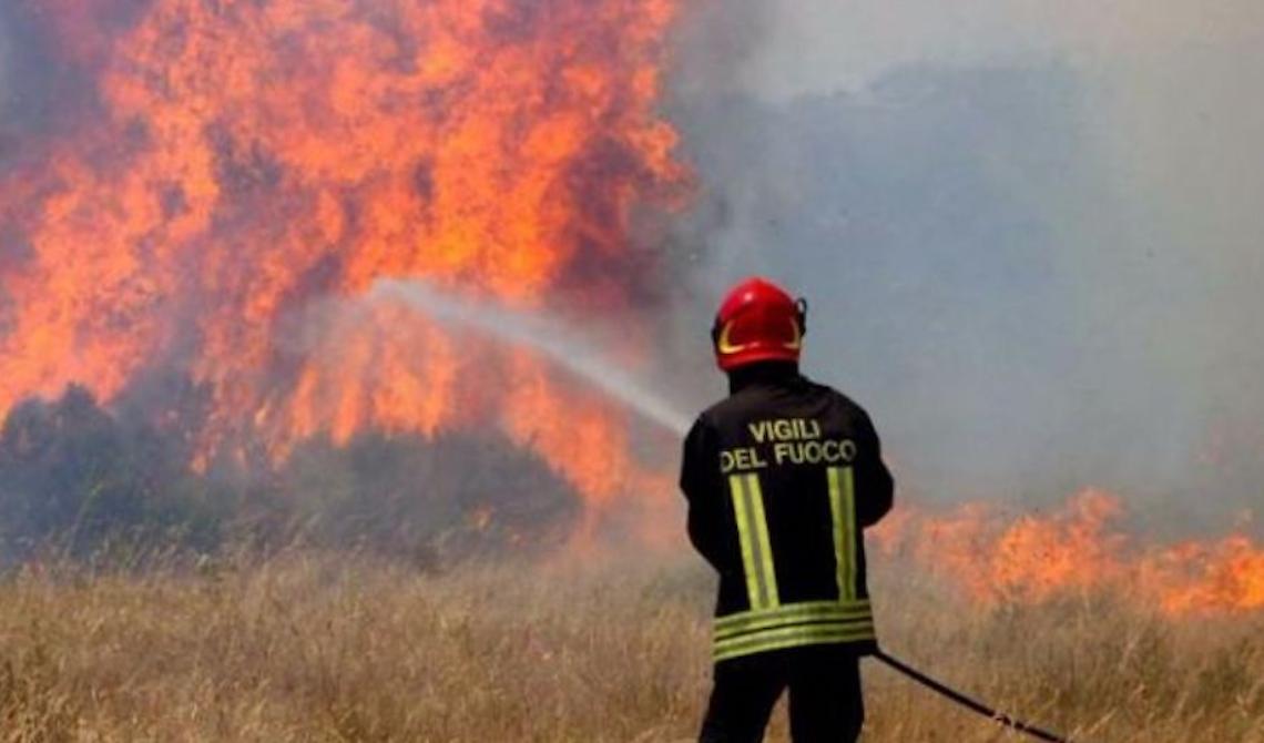 Nell'Italia che brucia, in un mese 37mila interventi dei Vigili del Fuoco contro gli incendi: Puglia seconda regione più colpita