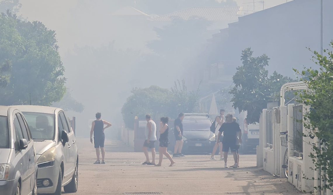 Incendi in Molise: mille sfollati a Campomarino, 40 a Guglionesi. Iorio attacca Toma: «A capo della Protezione civile, è sparito»